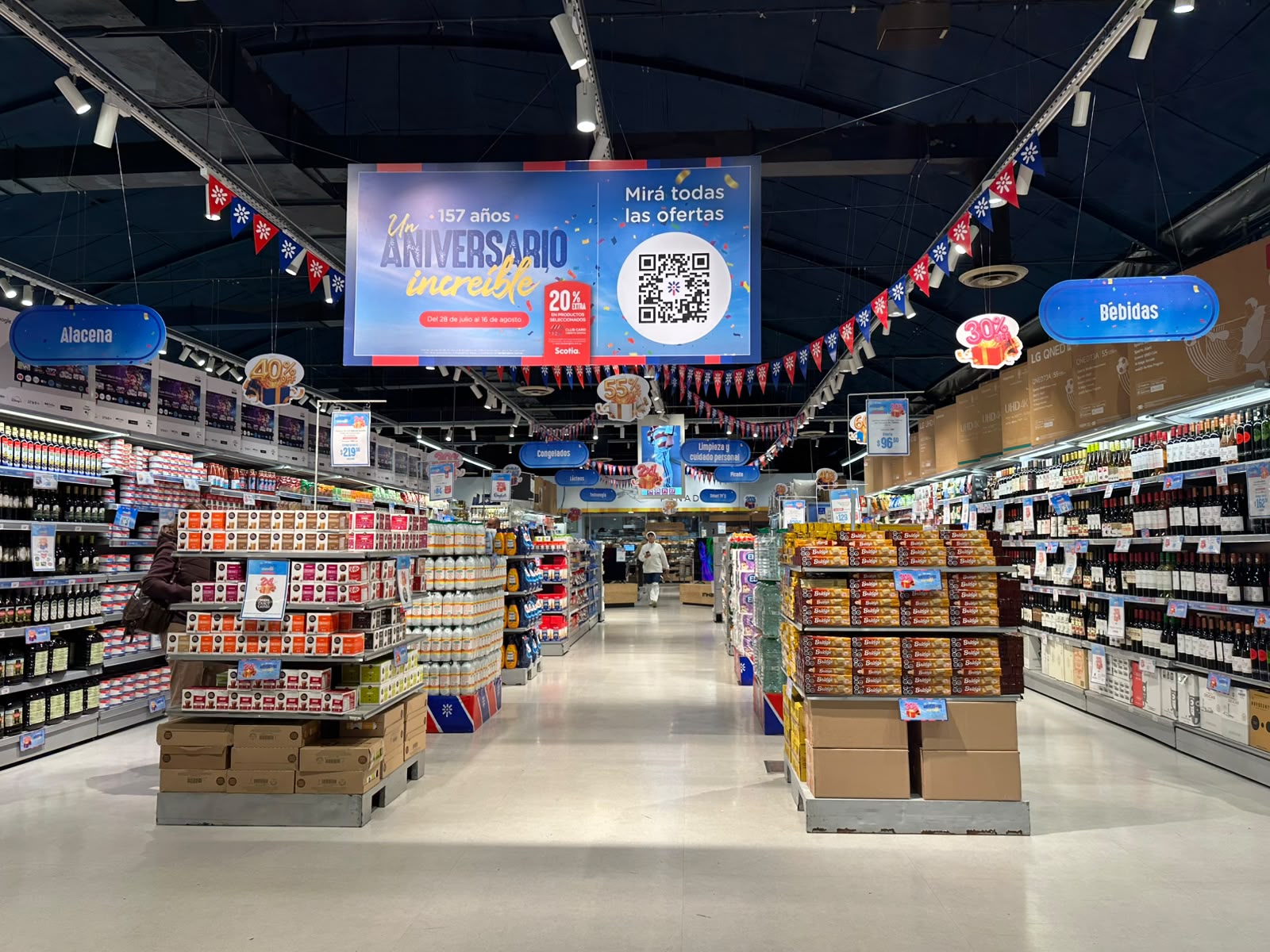 Escena de un supermercado Tienda Inglesa con productos en oferta y clientes comprando. Foto: El País