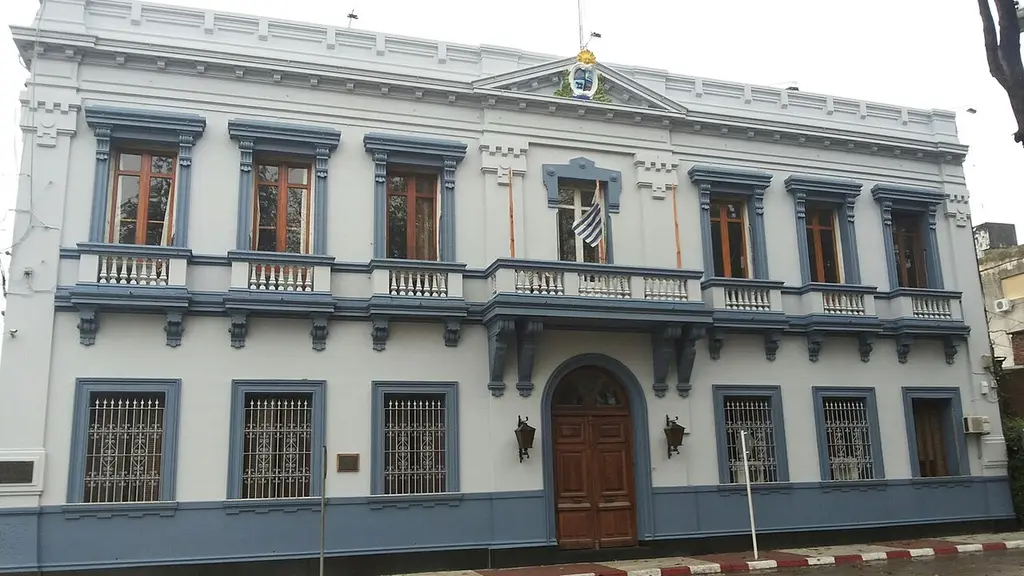 Fachada de la Jefatura de Policía de Canelones, con la bandera uruguaya en el balcón. Foto: Aliccare / Wikimedia Commons (CC BY-SA 3.0) (archivo)