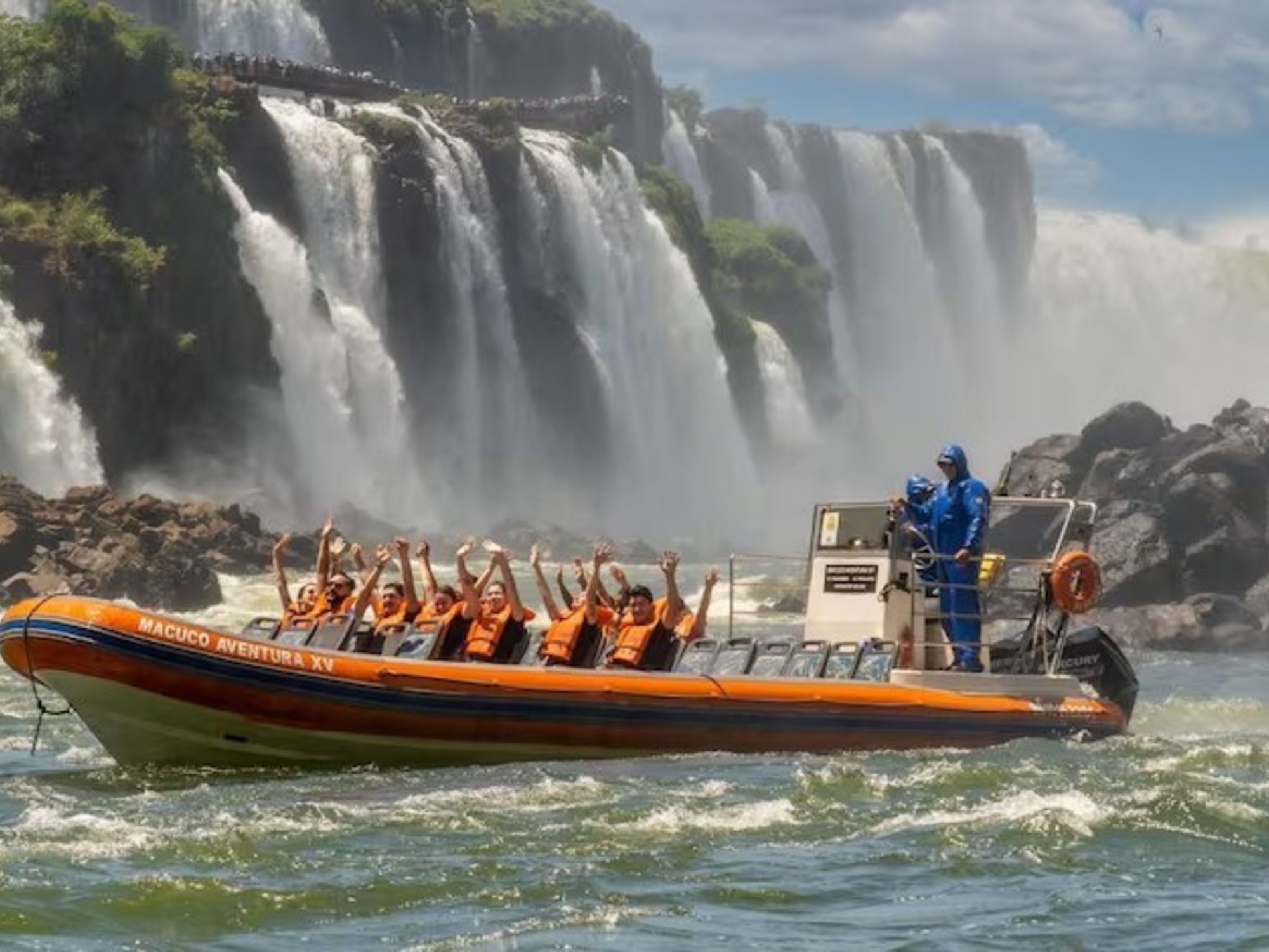 Vista de las Cataratas del Iguazú con un operativo de rescate en primer plano. Foto: La Nación