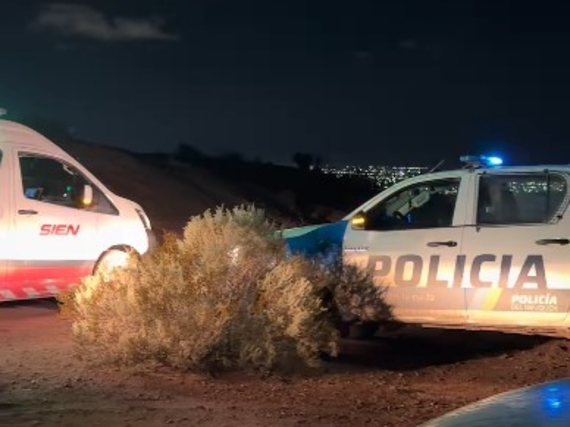 Escena trágica en Neuquén, Argentina, con personal de emergencia en el lugar de una explosión de pirotecnia, mientras una multitud celebra el Mundial. Foto: La Nación
