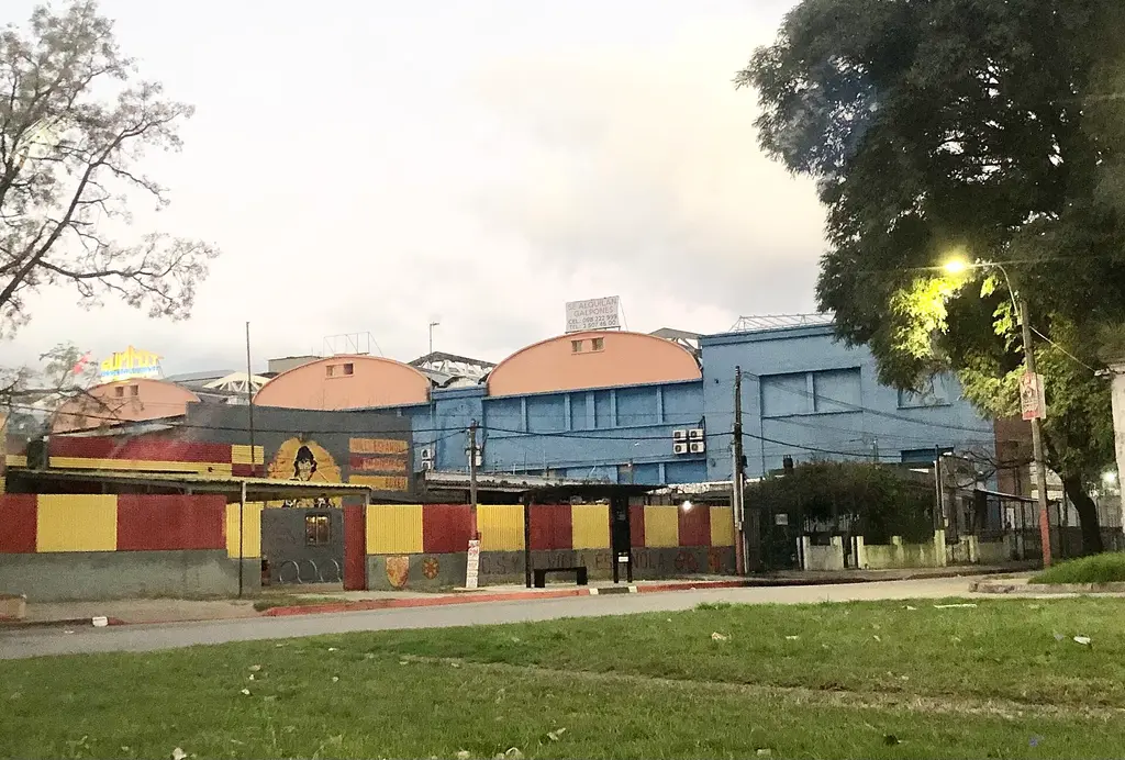 Esquina del barrio Villa Española, en Montevideo, uno de los puntos donde fue baleado un adolescente. Foto: JacobinoWunsh / Wikimedia Commons (CC BY-SA 4.0) (archivo)