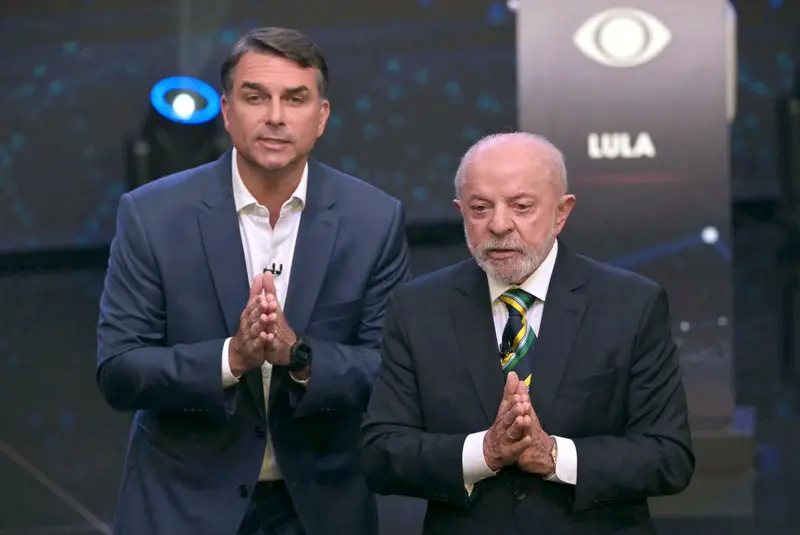Flávio Bolsonaro y Lula, en el debate del domingo. Foto: AFP