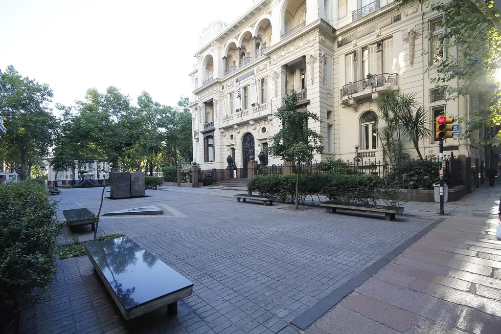 Plaza frente al edificio del Poder Judicial, en Montevideo. Foto: Jose Castillo Urquiza / Wikimedia Commons (CC BY-SA 3.0) (archivo)