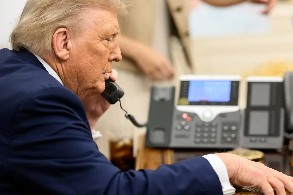 Donald Trump habla por teléfono con Vladimir Putin desde el Despacho Oval, en una llamada anterior. Foto: Daniel Torok, Casa Blanca / Wikimedia Commons (dominio público) (archivo)