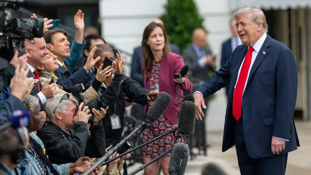 Donald Trump responde preguntas de periodistas en el Jardín Sur de la Casa Blanca. Foto: The White House / Wikimedia Commons (dominio público) (archivo)