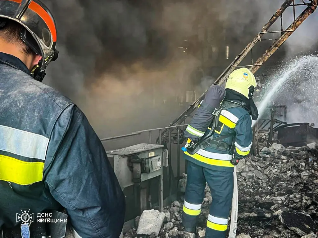 Bomberos ucranianos trabajan en una central térmica alcanzada por un ataque ruso en la región de Kiev. Foto: Servicio Estatal de Emergencias de Ucrania / Wikimedia Commons (CC BY 4.0) (archivo)
