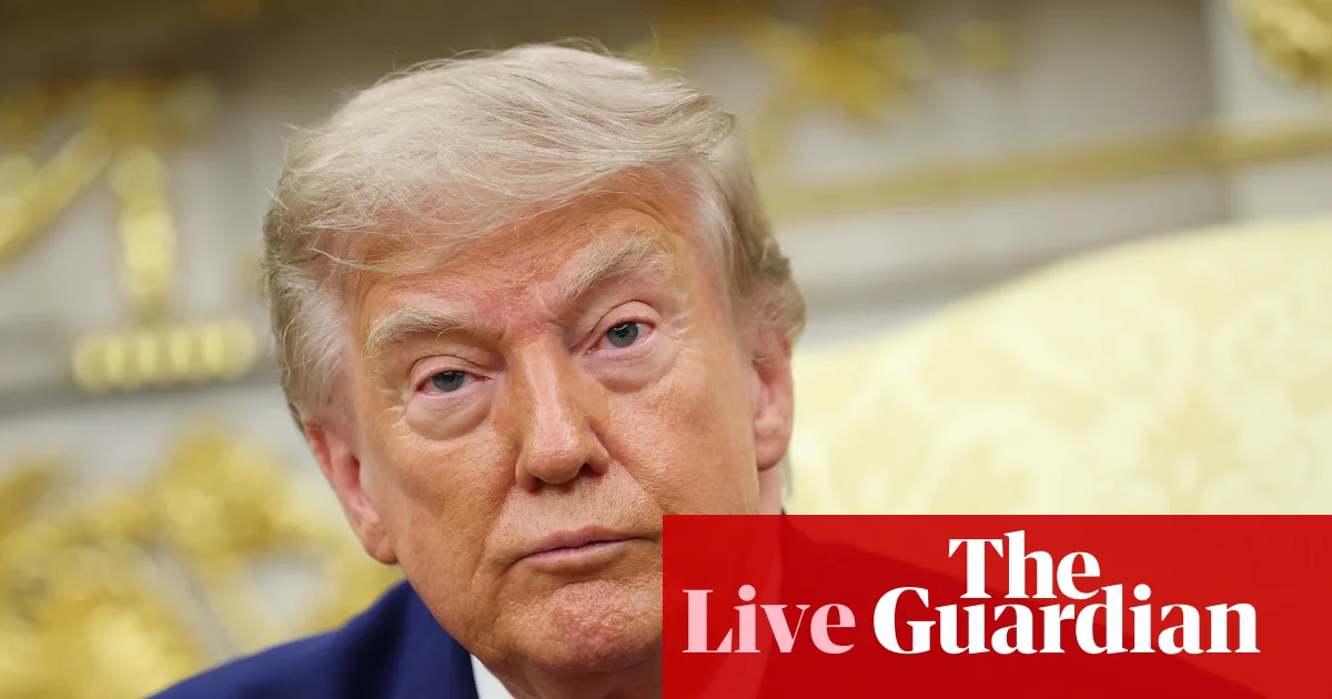Escena de negociación comercial entre funcionarios de EE.UU. y Canadá, con las banderas de ambos países de fondo. Foto: The Guardian