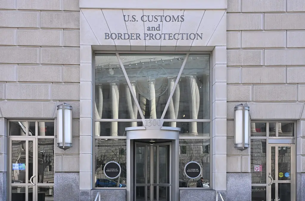 Entrada de la sede de la Oficina de Aduanas y Protección Fronteriza de Estados Unidos, en Washington (archivo). Foto: G. Edward Johnson / Wikimedia Commons (CC BY 4.0)