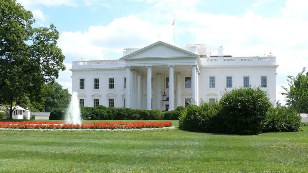 Fachada norte de la Casa Blanca, en Washington, con una fuente y canteros de flores rojas sobre el césped en un día soleado. Foto: Ad Meskens / Wikimedia Commons (CC BY-SA 3.0) (archivo)