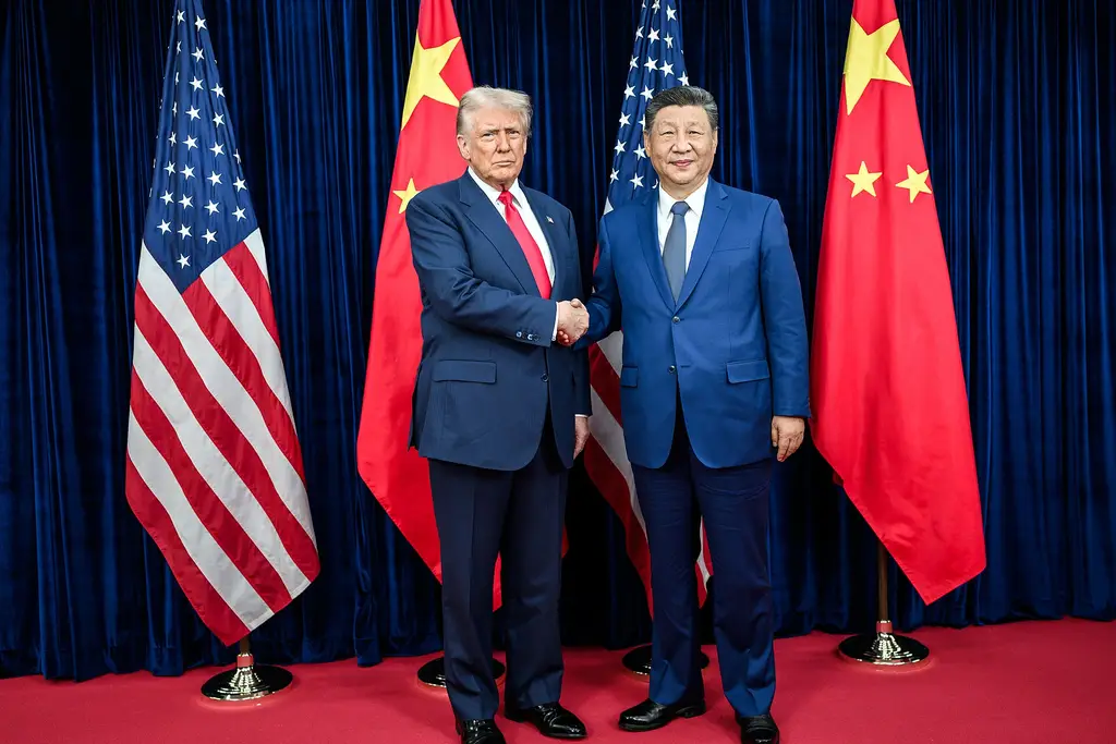 Donald Trump y Xi Jinping se dan la mano antes de su reunión bilateral en el aeropuerto de Gimhae, en Busan, Corea del Sur, en octubre de 2025 (archivo). Foto: Casa Blanca