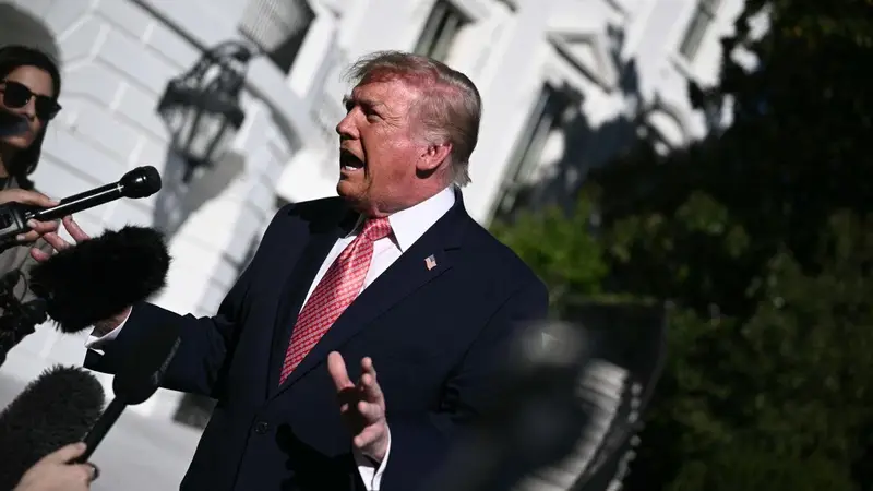 Donald Trump habla con la prensa en la Casa Blanca. Foto: El Observador