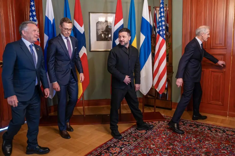 Volodimir Zelenski camina con los anfitriones y el enviado estadounidense en Oslo. Foto: AFP