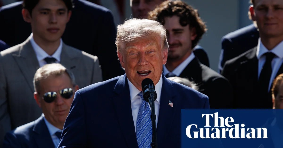 Puerto con contenedores de carga, representando el comercio internacional. Foto: The Guardian