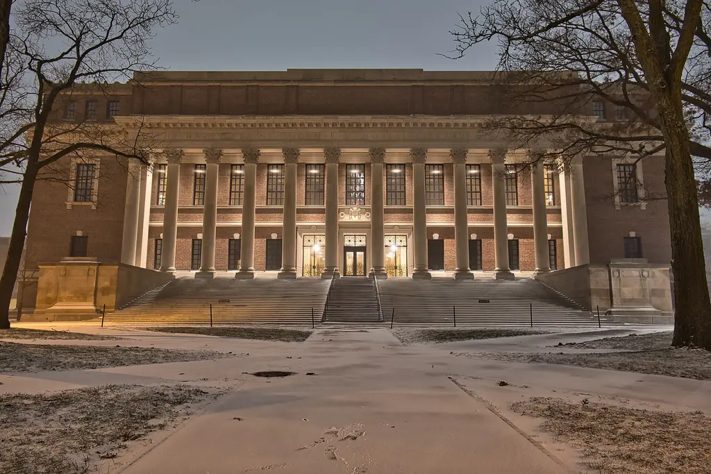 Biblioteca Widener de la Universidad de Harvard durante una nevada, en Cambridge, Massachusetts. Foto: Chris Rycroft / Wikimedia Commons (CC BY 2.0) (archivo)