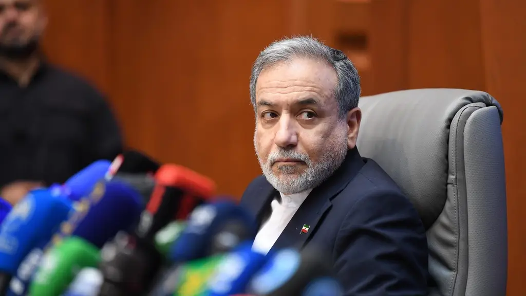 El canciller iraní Abás Araqchí frente a micrófonos en una conferencia de prensa, imagen de archivo. Foto: archivo