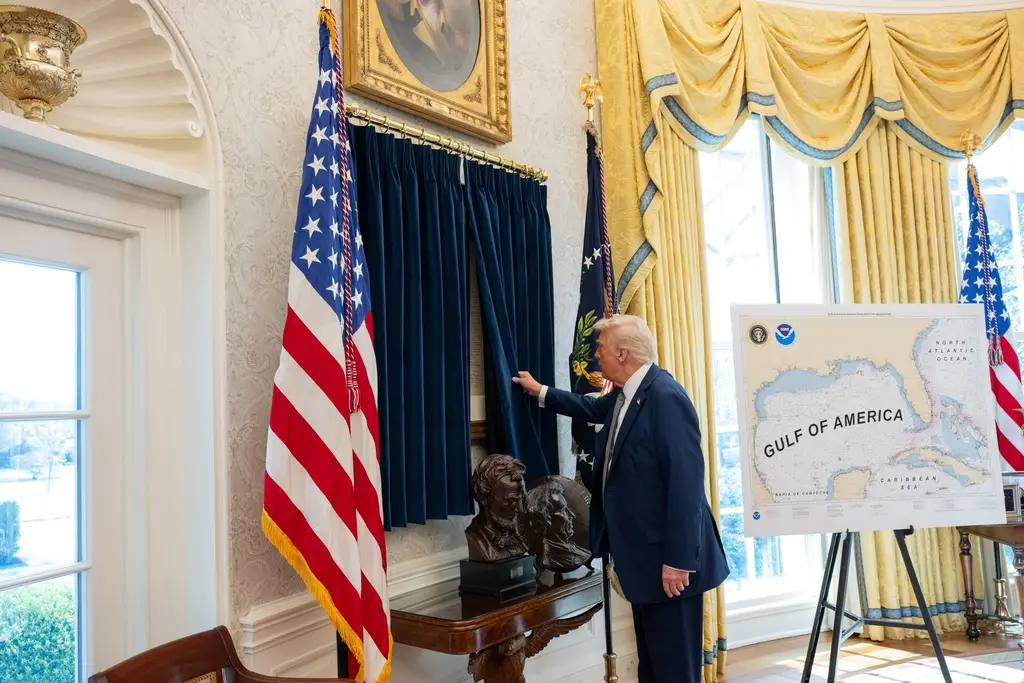 Donald Trump en el Despacho Oval de la Casa Blanca, junto a banderas de Estados Unidos. Foto: Casa Blanca / Wikimedia Commons (dominio público) (archivo)