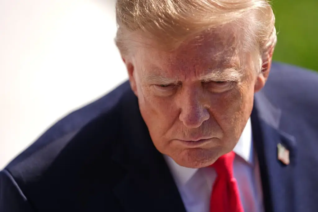 Donald Trump, con traje oscuro y corbata roja. Foto: La Nación