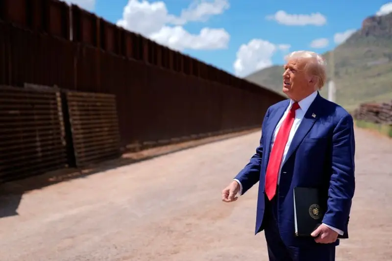 Donald Trump camina junto al muro fronterizo, en una imagen de archivo. Foto: LA NACION