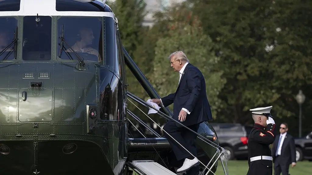 Donald Trump sube al helicóptero presidencial en el jardín sur de la Casa Blanca. Foto: The White House / Wikimedia Commons (dominio público) (archivo)
