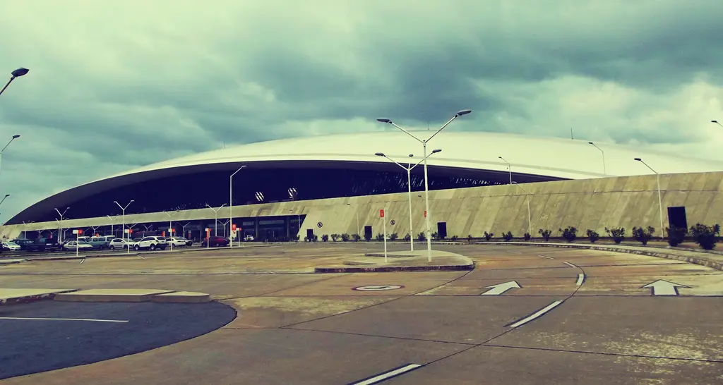 Fachada de la terminal del Aeropuerto Internacional de Carrasco, con su techo curvo. Foto: Florberrueta / Wikimedia Commons (CC BY-SA 3.0) (archivo)
