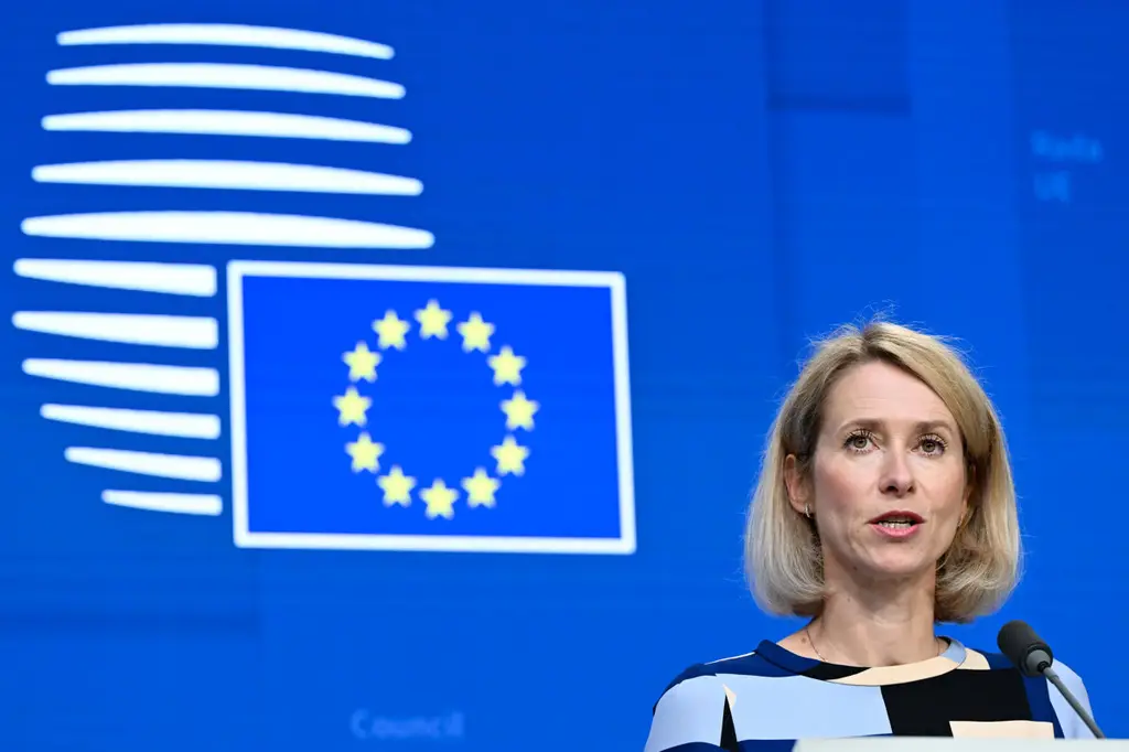 Kaja Kallas habla en conferencia de prensa en Bruselas al término de la reunión de ministros de Defensa de la UE, el 28 de setiembre. Foto: Frederic Sierakowski / Consejo de la UE