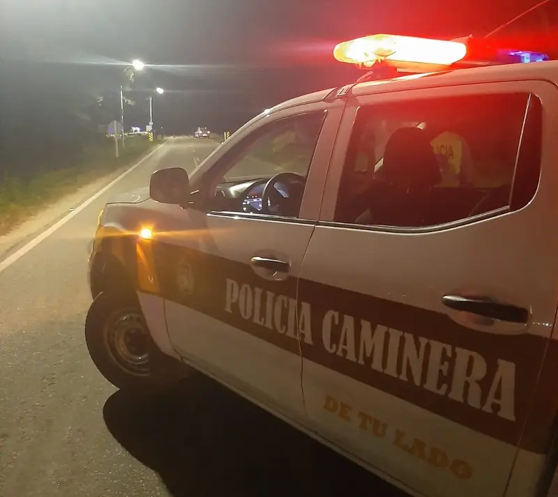 Patrullero de la Policía Caminera detenido de noche en la ruta, con las luces encendidas. Foto: El País