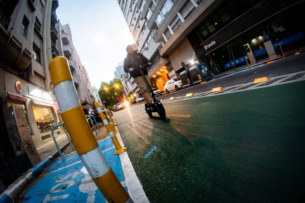 Una ciclovía urbana, con un hombre en monopatín. Foto: El País