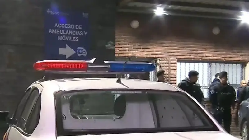 Un patrullero en el acceso de ambulancias de la policlínica de Malinas. Foto: Subrayado