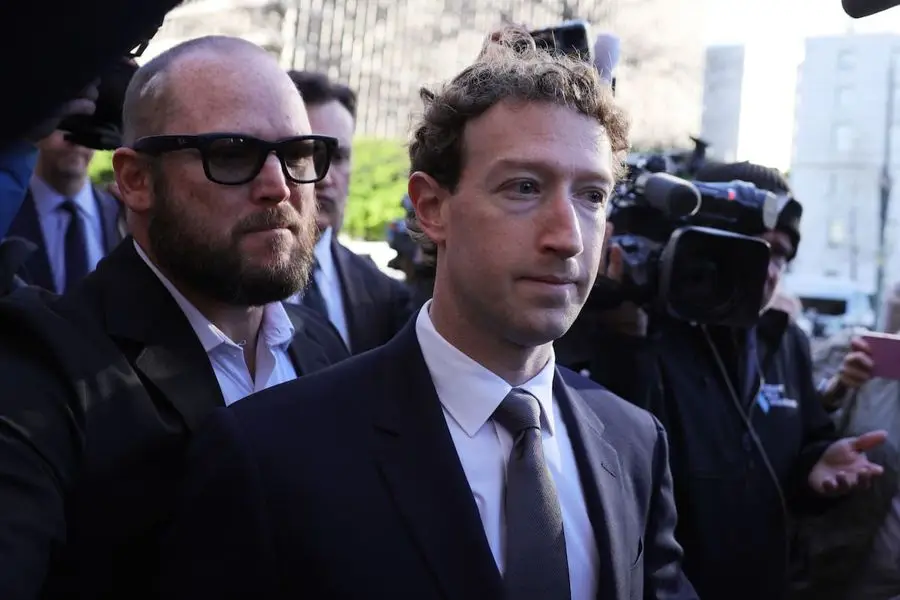 Mark Zuckerberg camina entre cámaras y custodia, con traje oscuro. Foto: La Nación