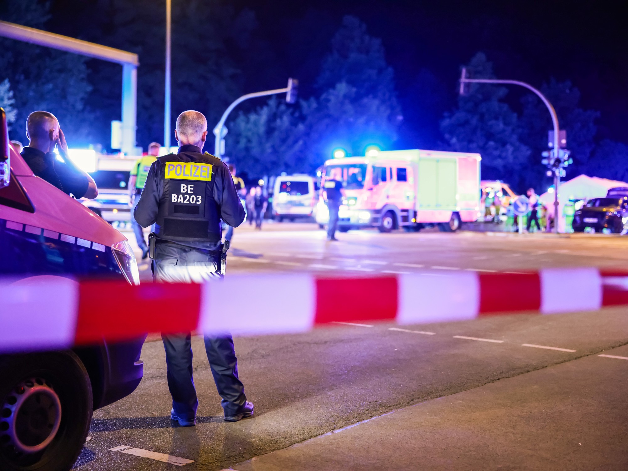 Una camioneta blanca en una zona boscosa del parque Tiergarten en Berlín. Foto: AFP