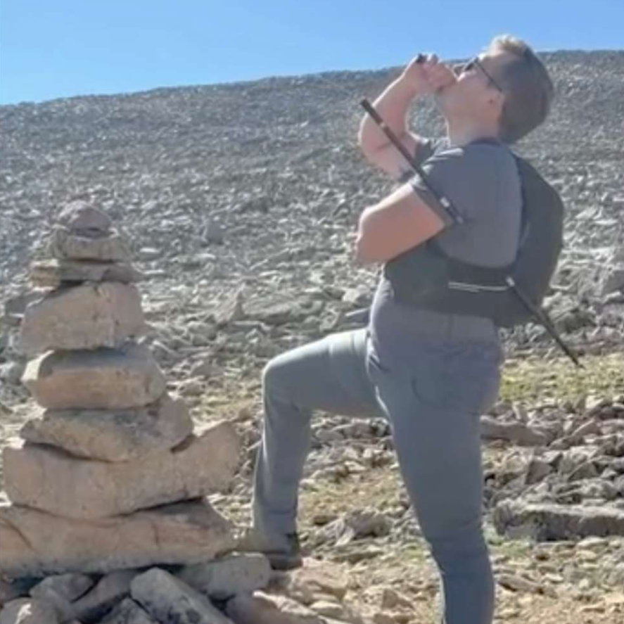 Un senderista en un terreno montañoso, resaltando la belleza y los desafíos de la naturaleza. Foto: El País