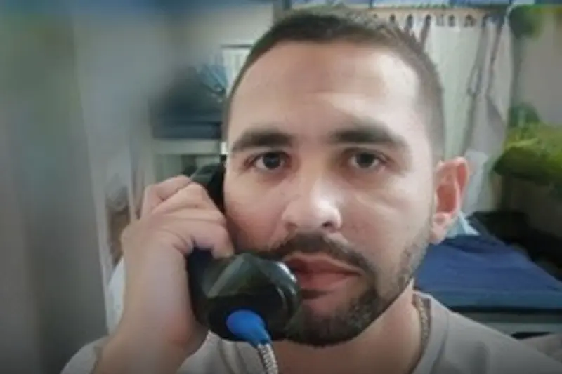 Jeifrank Barreto habla por teléfono desde el lugar donde está detenido. Foto: La Nación