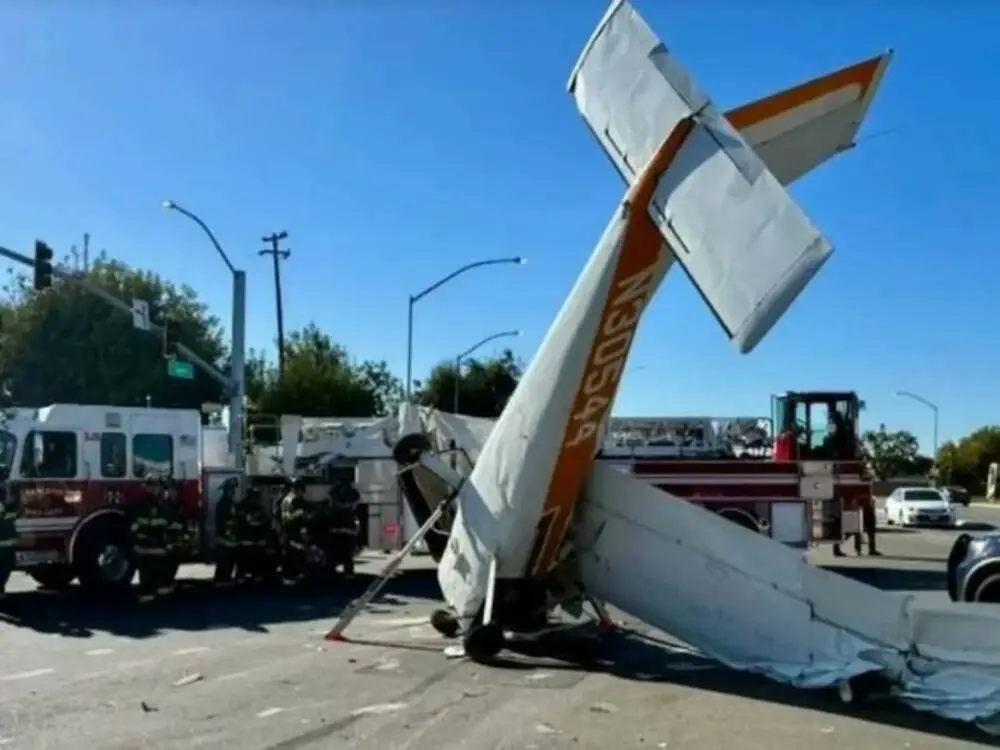 La avioneta caída en una calle de San José, en California. Foto: La Nación