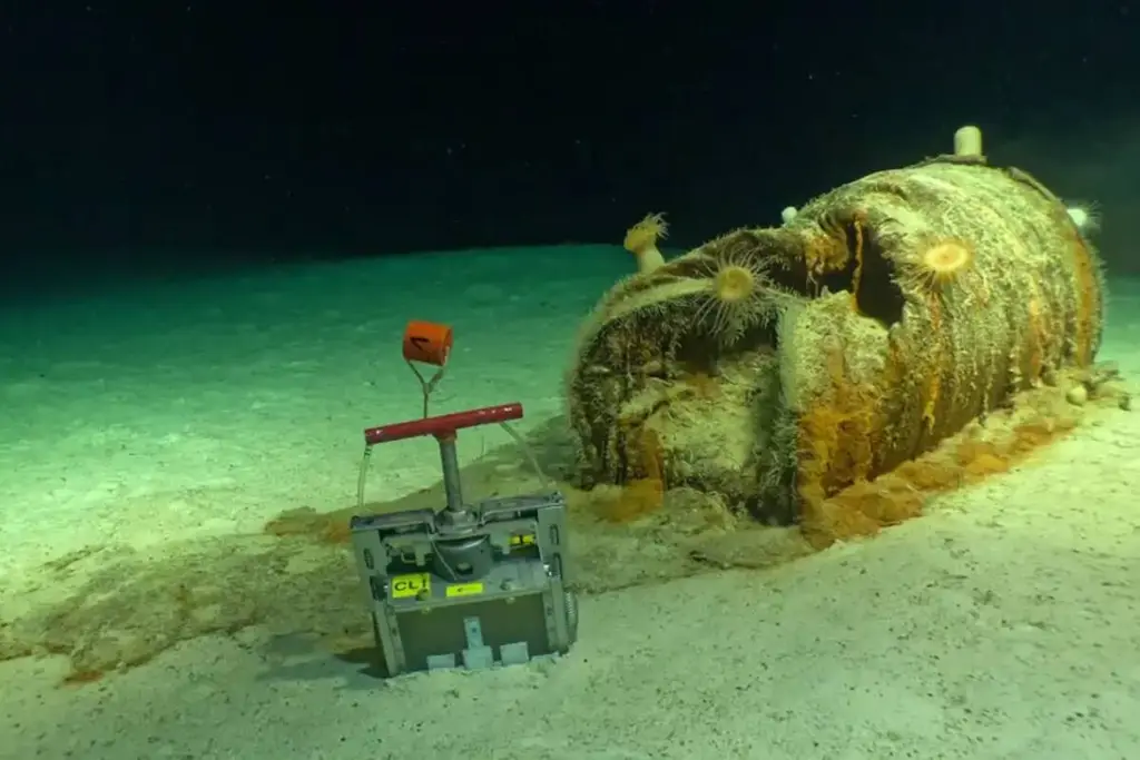 Un barril corroído en el fondo del Atlántico norte, a más de 4.700 metros. Foto: CNRS