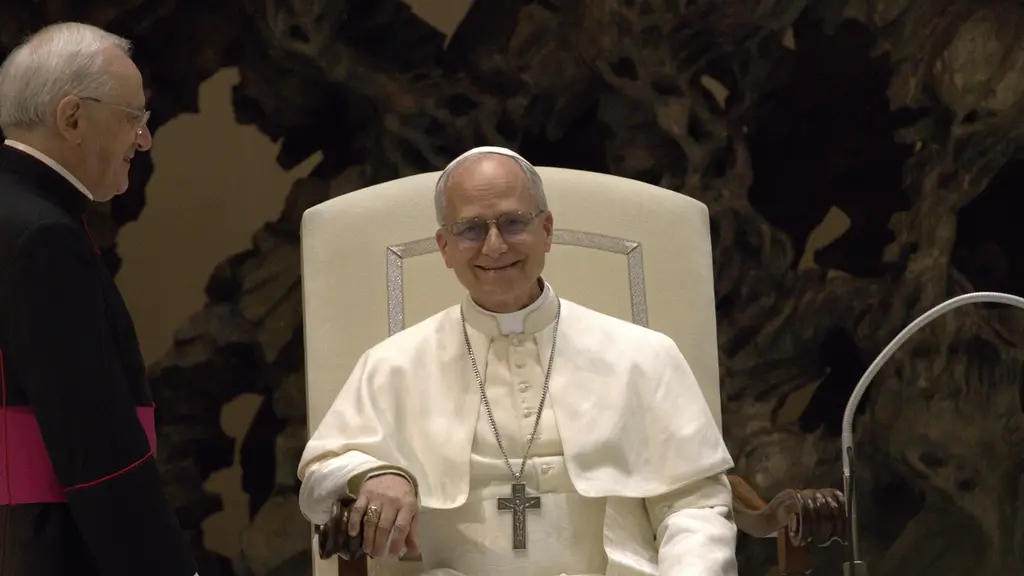 El papa León XIV sonríe sentado durante una audiencia en el Vaticano. Foto: Edgar Beltrán, The Pillar / Wikimedia Commons (CC BY-SA 4.0) (archivo)
