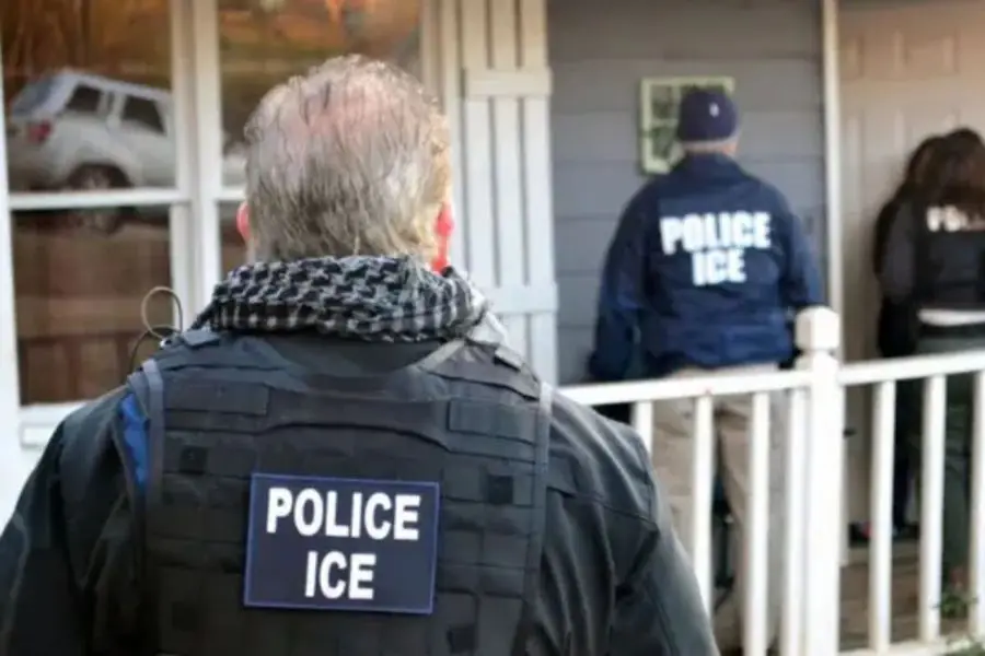 Agentes del ICE en la puerta de una casa, en una imagen de archivo. Foto: LA NACION