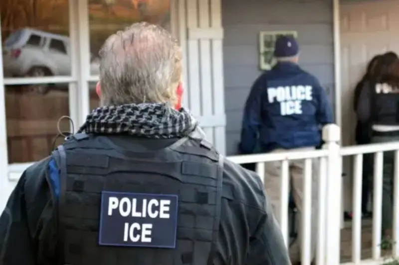 Agentes del ICE en la puerta de una casa, en una imagen de archivo. Foto: LA NACION