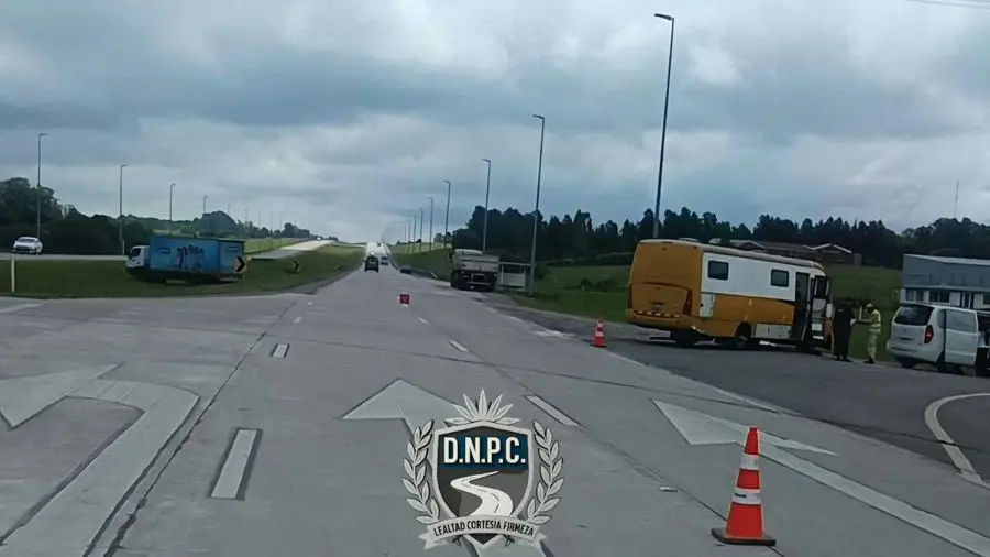 El motorhome amarillo quedó sobre la banquina de ruta 1, en Boca del Cufré, con conos de señalización. Foto: Subrayado