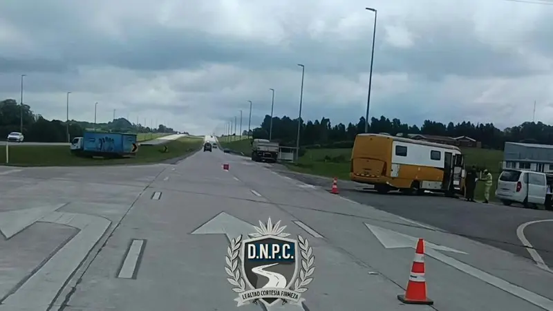 El motorhome amarillo quedó sobre la banquina de ruta 1, en Boca del Cufré, con conos de señalización. Foto: Subrayado