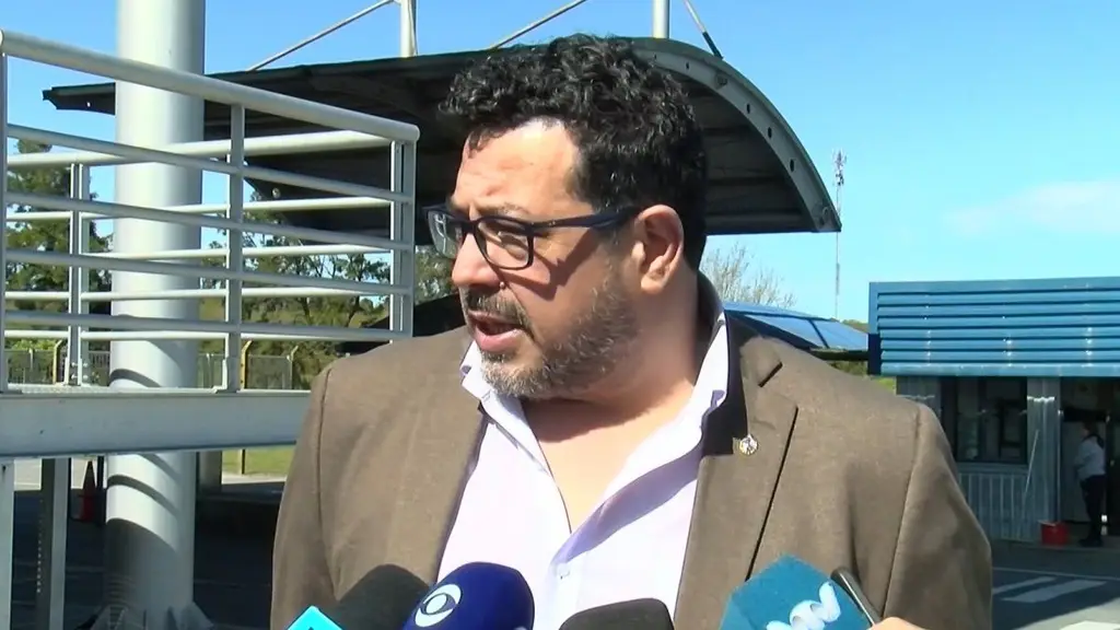Alejandro Sánchez habla con la prensa en la planta de UPM. Foto: Subrayado