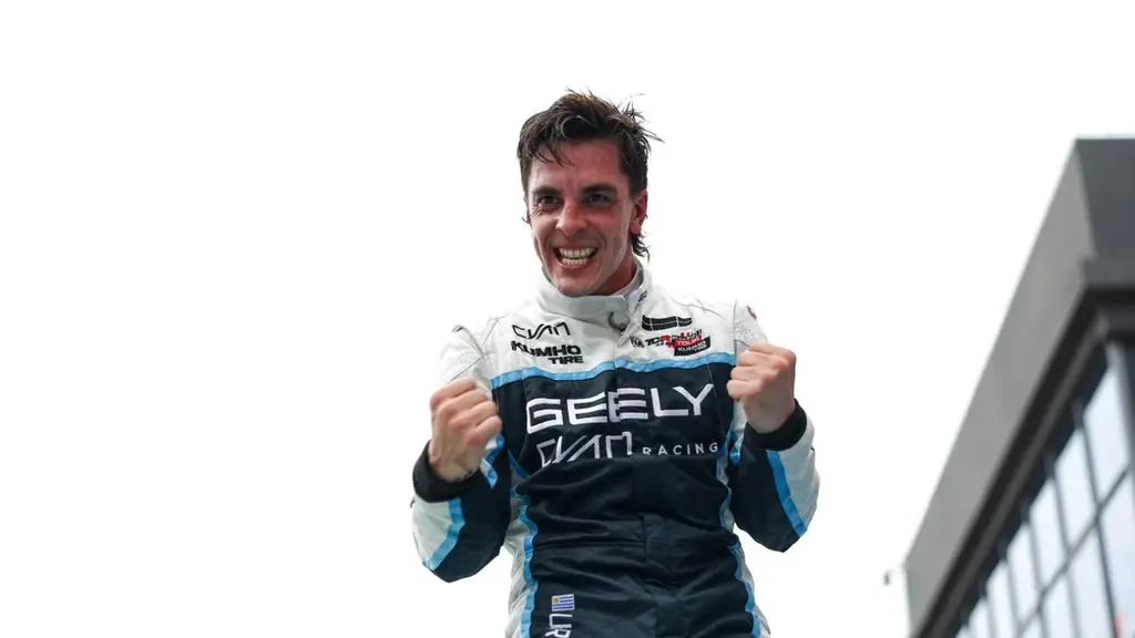 Santiago Urrutia celebra con los puños en alto, con el buzo del TCR. Foto: El Observador