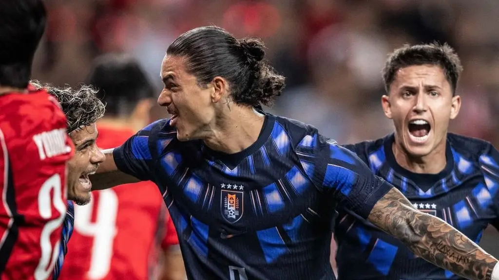 Darwin Núñez festeja con la camiseta alternativa de Uruguay, frente a un jugador de Corea del Sur. Foto: partido en Seúl