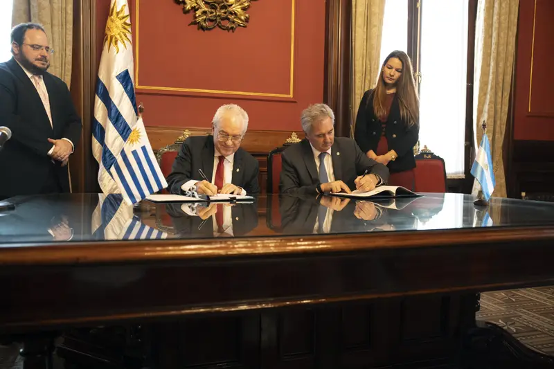 Mario Lubetkin y Pablo Quirno durante la firma del acuerdo aéreo entre Uruguay y Argentina. Foto: Presidencia de la República