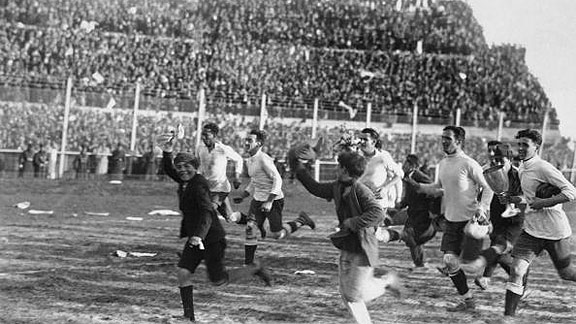 Celebración de la primera Copa del Mundo en 1930 en el Estadio Centenario. Foto: El Observador