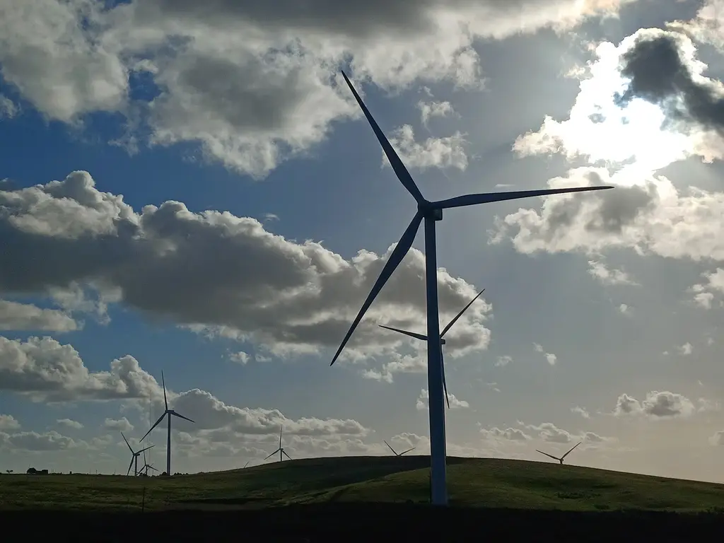 Aerogeneradores del parque eólico de Valentines recortados contra un cielo con nubes. Foto: NaBUru38 / Wikimedia Commons (CC BY-SA 4.0) (archivo)