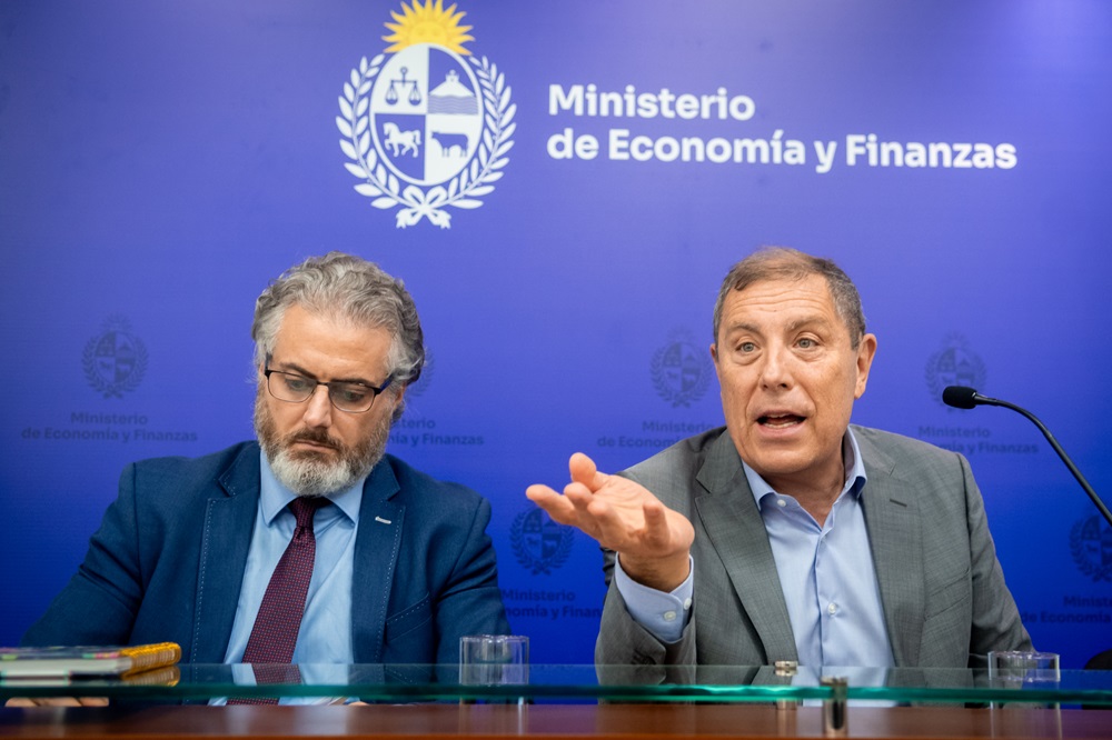 Vista de un distrito financiero con rascacielos y pantallas de mercado. Foto: El Observador