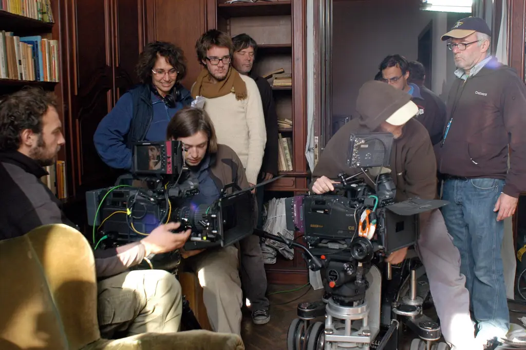 Equipo técnico con cámaras durante el rodaje de una película en un interior. Foto: Atelier BFS / Wikimedia Commons (CC BY-SA 2.0) (archivo)