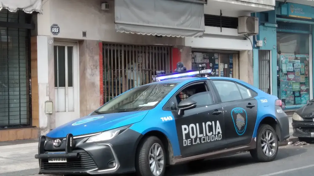 Patrullero Toyota Corolla de la Policía de la Ciudad de Buenos Aires estacionado en una calle porteña. Foto: Just a Man / Wikimedia Commons (CC BY-SA 4.0) (archivo, imagen ilustrativa)
