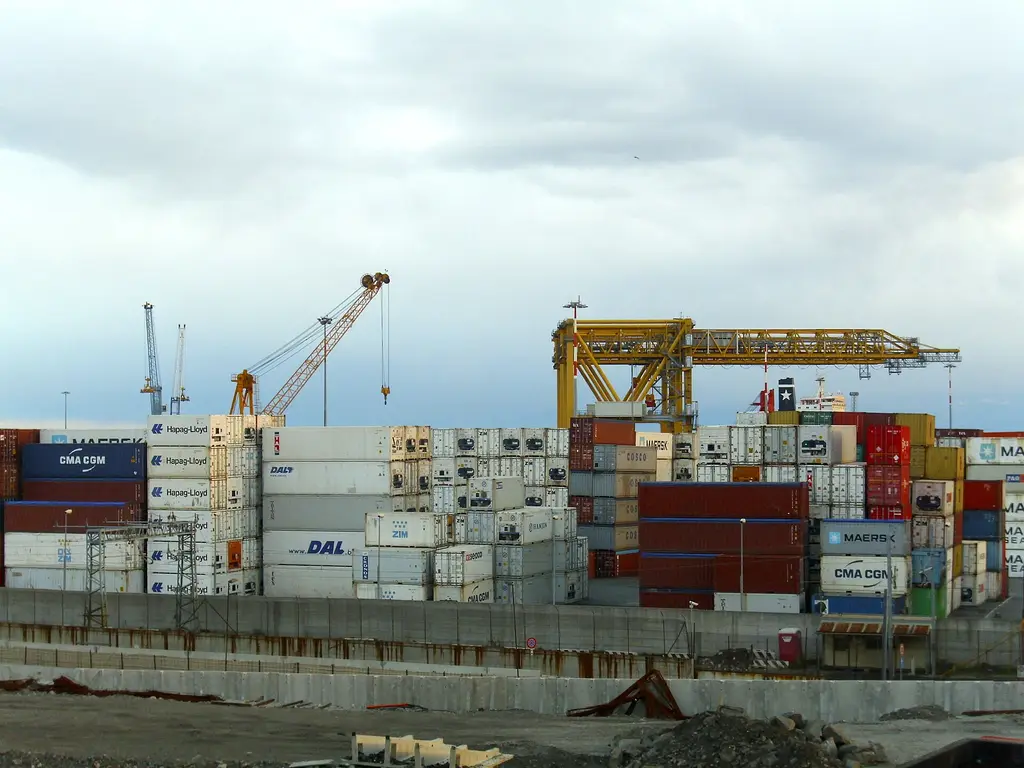 Contenedores y grúas en la zona portuaria de Sampierdarena, en el puerto de Génova, Italia. Foto: Alessio Sbarbaro / Wikimedia Commons (CC BY-SA 3.0) (archivo)