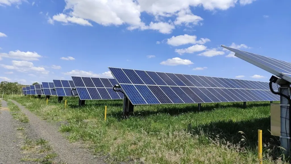 Filas de paneles solares en un campo verde, bajo un cielo con nubes. Foto: El Observador